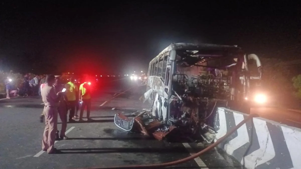 Heroic truckers rescue passengers as electric bus crashes and bursts into flames - News Karnataka