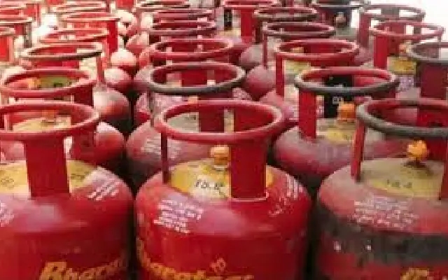 Illegal LPG refilling racket busted in Suratkal, 23 cylinders seized - News Karnataka
