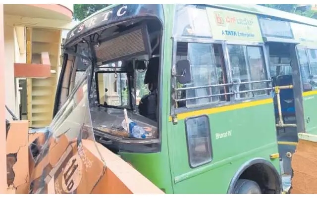 KSRTC city bus crashes into house compound in Derebail; no injuries reported - News Karnataka