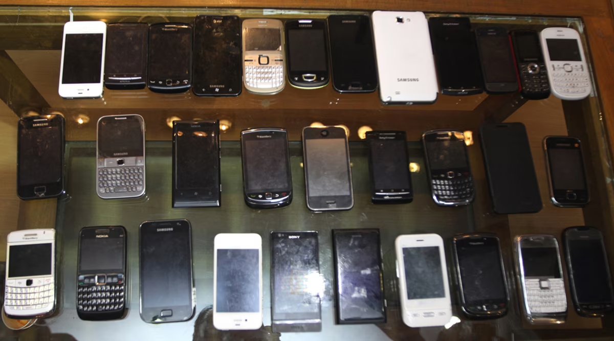 Kannur Cyber Cell traces and returns 33 lost phones across India - News Karnataka