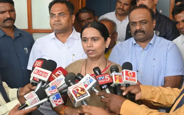 Lakshmi Hebbalkar Slams BJP MLC for Offensive Remarks Against Top Woman Official - News Karnataka