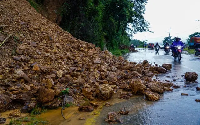 Heavy Rains Wreak Havoc in Bantwal; Landslides, Flooding Disrupt Life Across Villages - News Karnataka