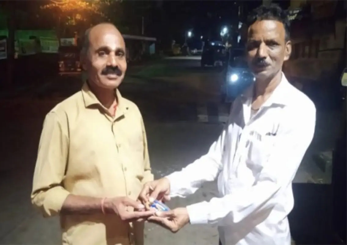 Mangaluru auto driver returns ₹1 lakh gold bracelet found on road - News Karnataka