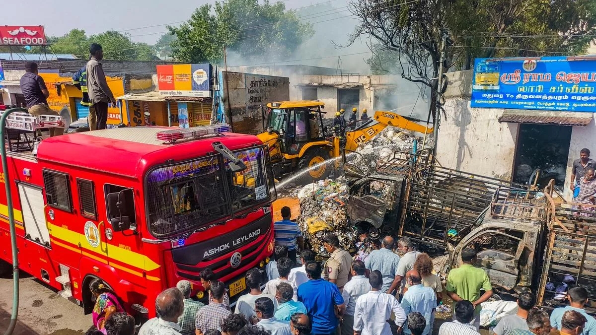 Massive fire guts paper godown in Madurai, vehicles destroyed - News Karnataka