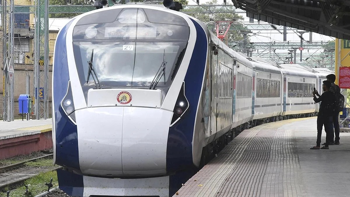 Mistaken mist halts Vande Bharat near Dindigul, sparks panic among passengers - News Karnataka