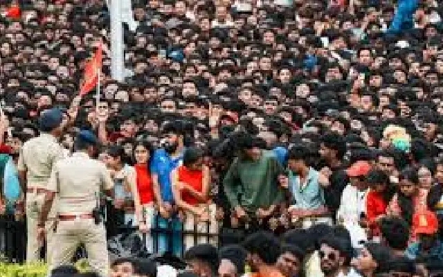 Mother of stampede victim alleges gold earring stolen during autopsy - News Karnataka