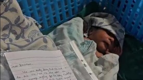 Newborn girl found abandoned with ‘sorry’ note in Navi Mumbai; police begin probe - News Karnataka