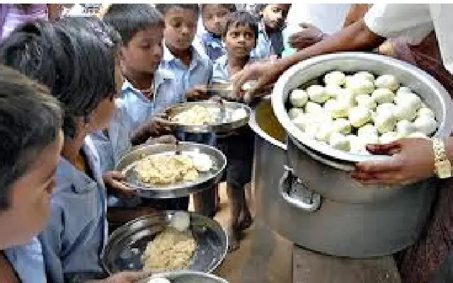 Over 500 Karnataka schools face action for replacing eggs with bananas - News Karnataka