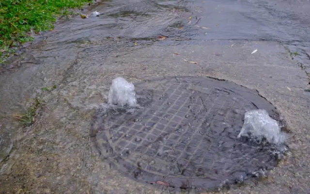 Overflowing Manhole Near Udupi School Poses Grave Risk to Commuters - News Karnataka