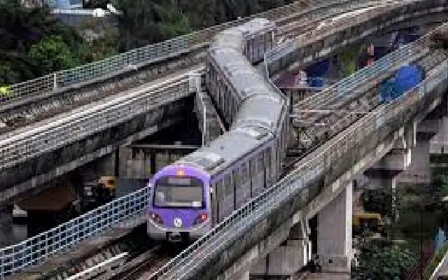 Panic in Kolkata Metro: Smoke in coach sparks scare, no injuries reported - News Karnataka