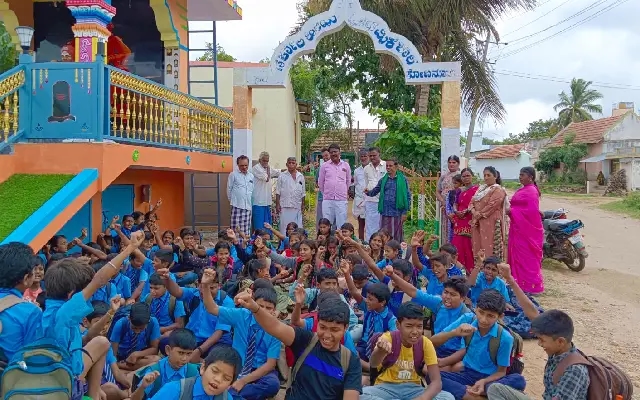 Parents protest teacher shortage, boycott classes at Konanur school - News Karnataka