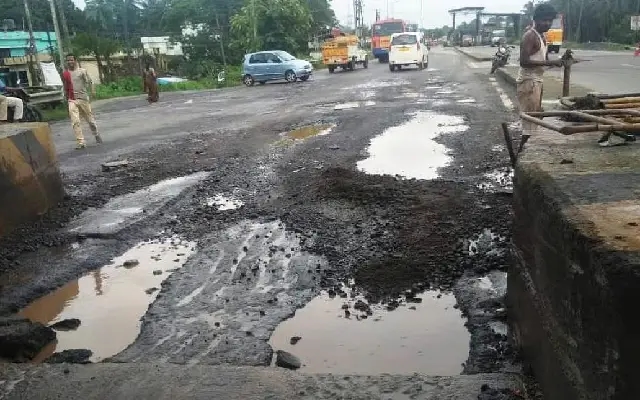 Pothole-ridden Udupi: Rain-battered roads turn daily commute into a nightmare - News Karnataka