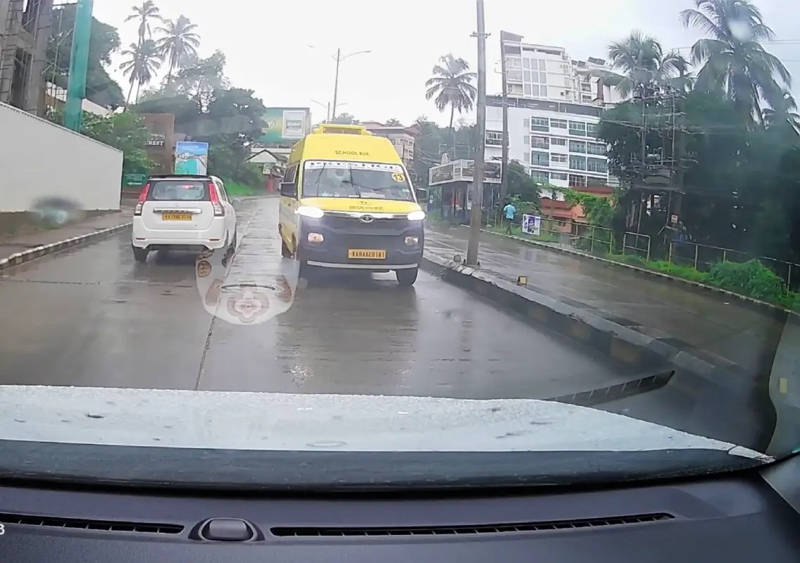 Mangaluru: Prestige School bus caught driving on wrong side, sparks outrage - News Karnataka