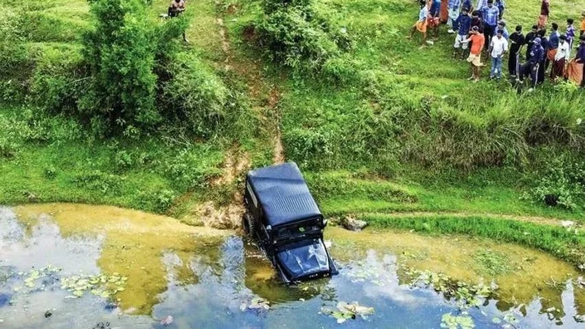 Reel shoot turns risky: jeep plunges into Wayanad reservoir, 5 arrested - News Karnataka