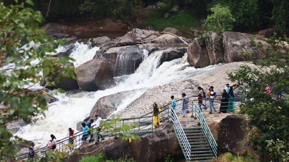 Ripple Waterfalls in Idukki draws hundreds with monsoon magic and safety upgrades - News Karnataka