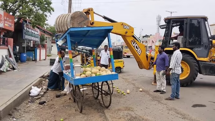 Smart vending carts lie unused as political interference stalls street vendor scheme - News Karnataka