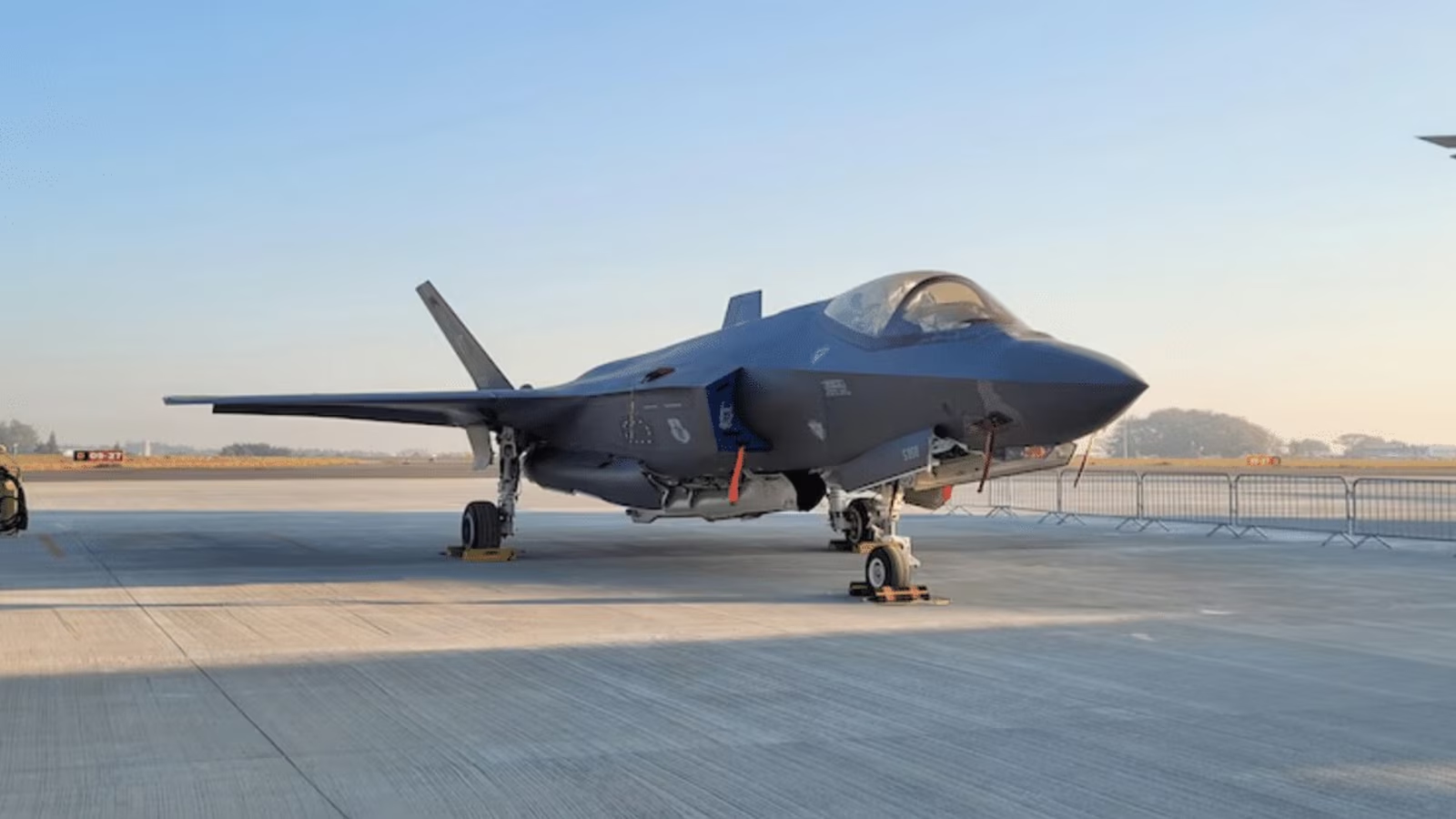 Stranded British F-35 finally moved to hangar after 22-day wait in Kerala - News Karnataka