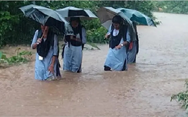 Tahsildar wades through floodwaters to reach affected family - News Karnataka