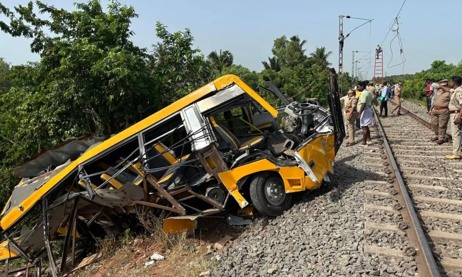 Train slams into school van at unmanned crossing, 3 children dead, 10 injured - News Karnataka