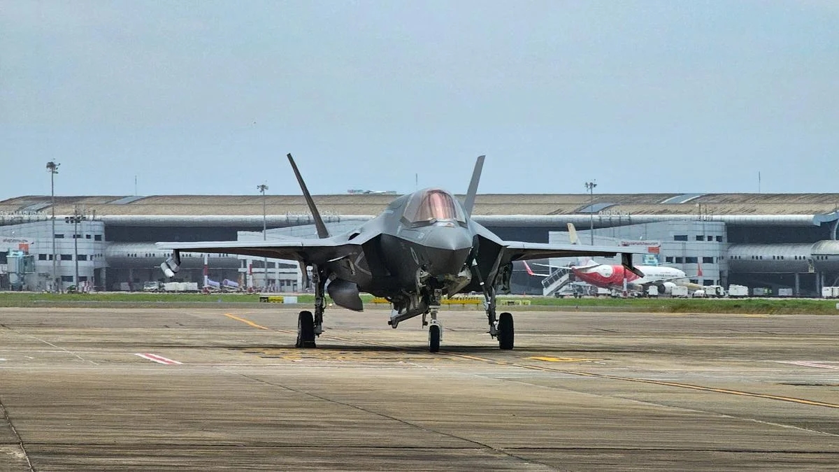 Fighter jet remains grounded in Thiruvananthapuram after emergency landing - News Karnataka