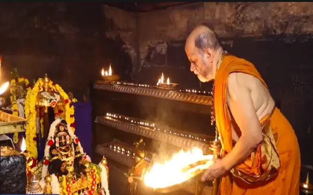 Sacred Symbols and Devotion: Tapta Mudradharaan Observed at Udupi Sri Krishna Math - News Karnataka