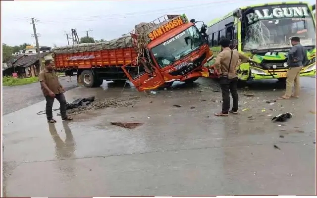 Uppinangady: Bus-Lorry Collision Leaves Vehicles Damaged, Passengers Safe - News Karnataka