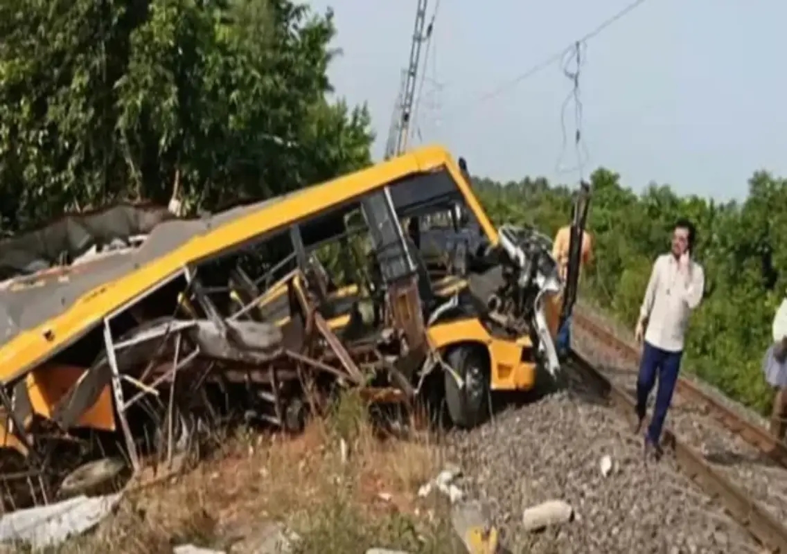 Tamil Nadu tragedy: Train hits school bus in Cuddalore, 3 children dead - News Karnataka