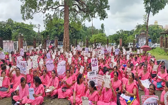ASHA Workers in Udupi Stage Sit-In Over Unfulfilled Rs 10,000 Honorarium Promise - News Karnataka