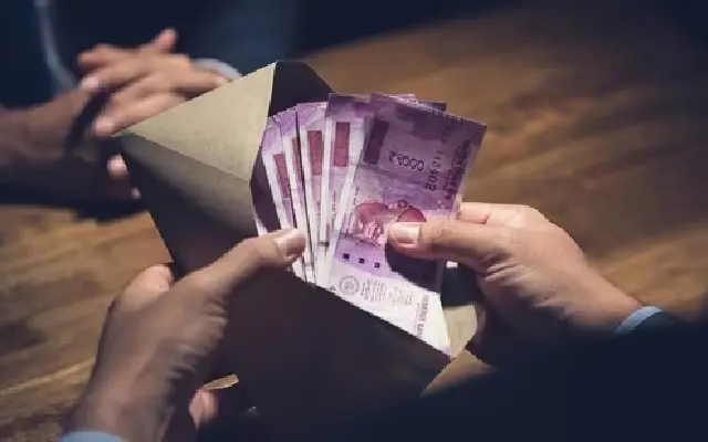 Bengaluru Police Officers Caught Taking ₹1 Lakh Bribe - News Karnataka