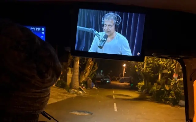 Bengaluru auto driver goes viral for watching Naval Ravikant podcast mid-traffic - News Karnataka