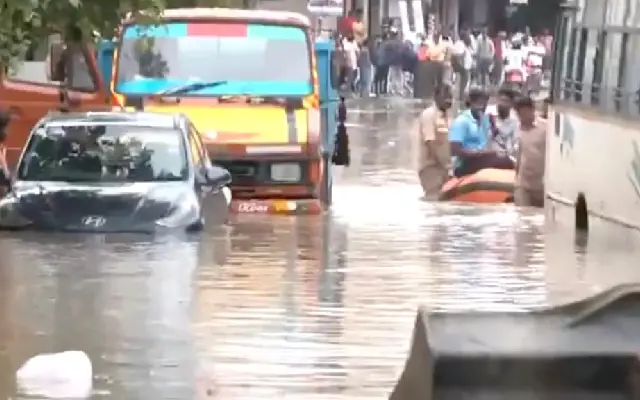 Bengaluru traffic chokes as heavy rains trigger flooding and chaos - News Karnataka