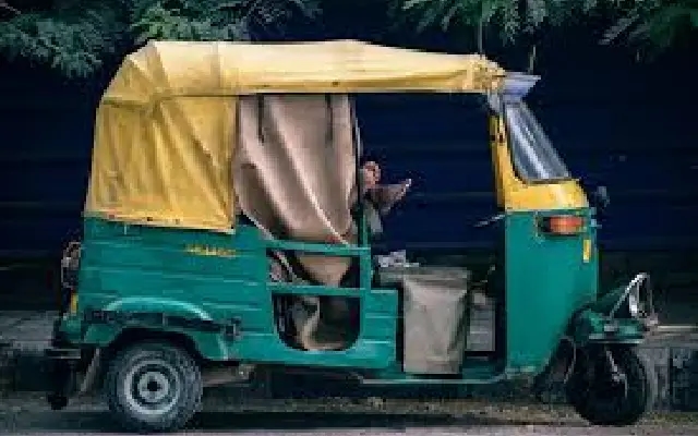 Bengaluru’s inspiring woman auto driver safura wins hearts - News Karnataka