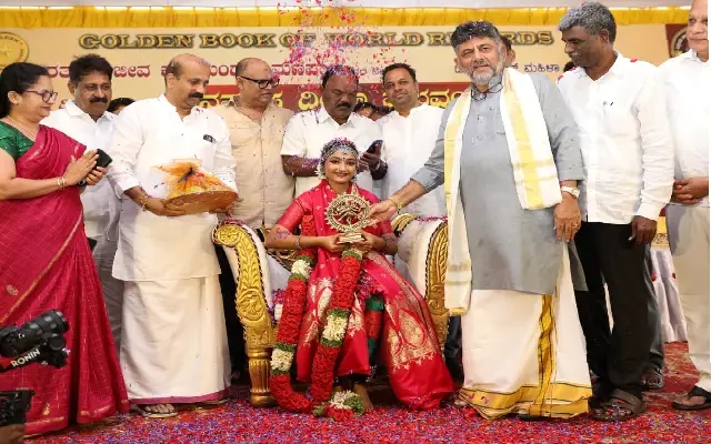 DK Shivakumar honours Bharatanatyam artiste for 216-hour world record - News Karnataka