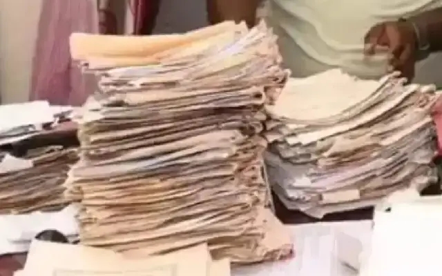 Clerk suspended for attempting to sell CGST files to scrap dealer for liquor money - News Karnataka
