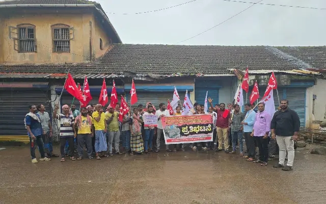 DYFI, Port Workers Protest Drainage Mess and Road Neglect in Mangaluru - News Karnataka