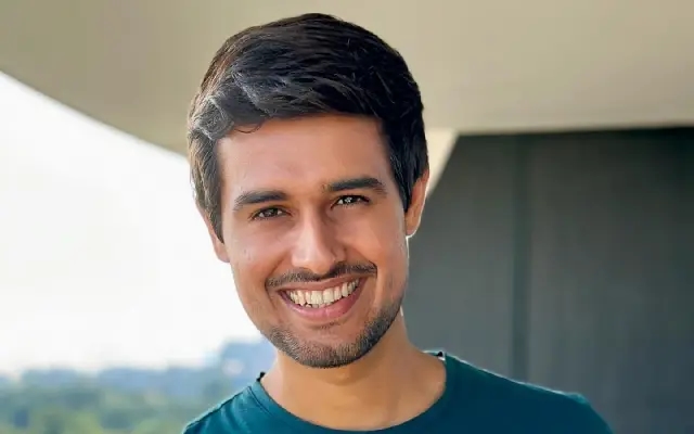 Dhruv rathee marks independence day with tricolour surf, slams ‘vote chori’ - News Karnataka