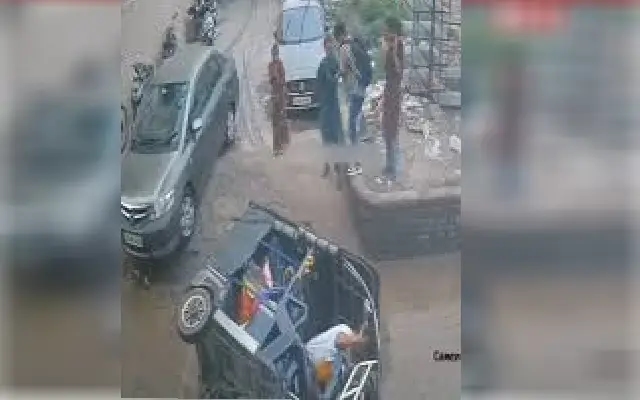 Shocking CCTV Shows E-Rickshaw Flip on Punjab’s Damaged Roads - News Karnataka