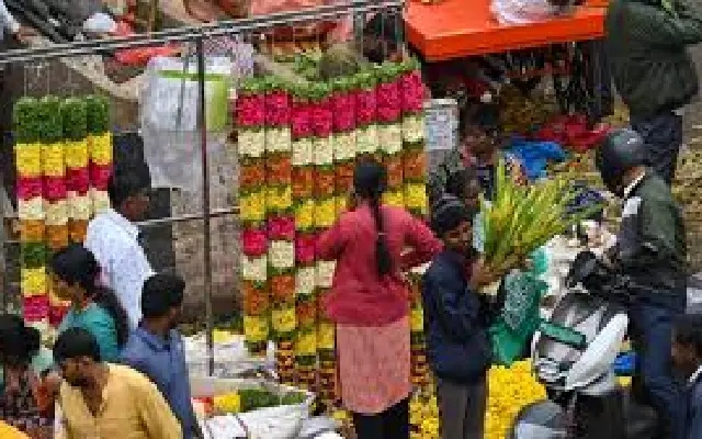 Flower and fruit prices skyrocket ahead of Varamahalakshmi festival - News Karnataka