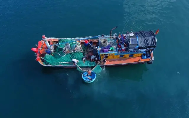 Four fishermen rescued after boat capsizes near Thottam beach in Malpe - News Karnataka