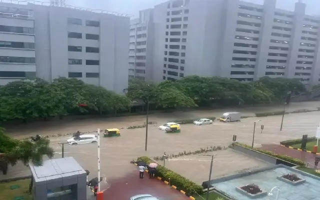 Heavy rain floods Manyata Tech Park, uproots trees across Bengaluru - News Karnataka