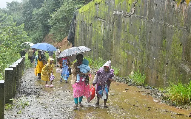 Cracks Reappear on Madikeri Highway Retaining Wall, Families Moved to Safety - News Karnataka