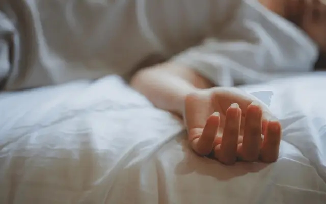 Woman found dead in Mysuru lodge, man detained in mysterious murder case - News Karnataka
