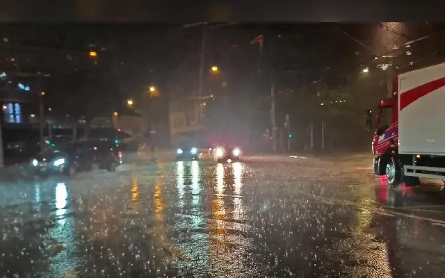 "Mumbai Drenched: City in Crisis as Red Alert Rain Floods Streets" - News Karnataka