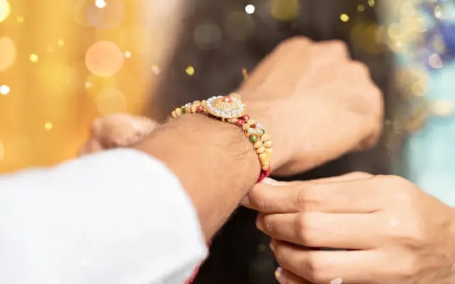 Hindu Tourist Drivers Celebrate Raksha Bandhan at Vajradehi Math - News Karnataka