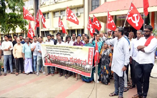 Street Vendors Rally for Continuation of PM SVANidhi Scheme - News Karnataka