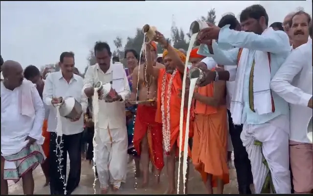Samudra Puja Marks Start of Fishing Season at Thanneerubavi Coast - News Karnataka