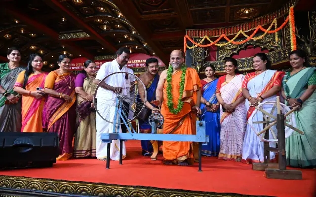 Udupi: Traditional Handloom Saree Beauty Contest Marks National Handloom Day - News Karnataka