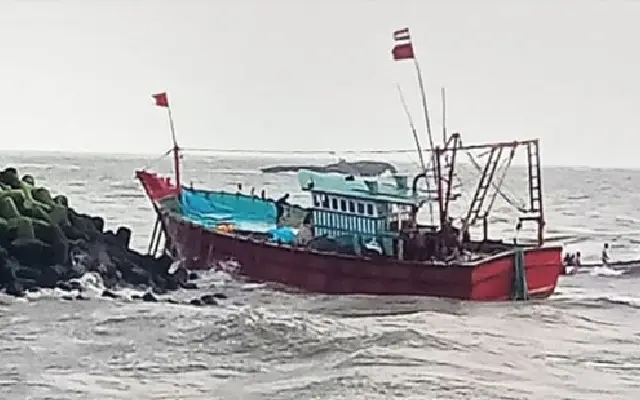 Seven fishermen rescued after boat capsizes near Kaup lighthouse in Udupi - News Karnataka