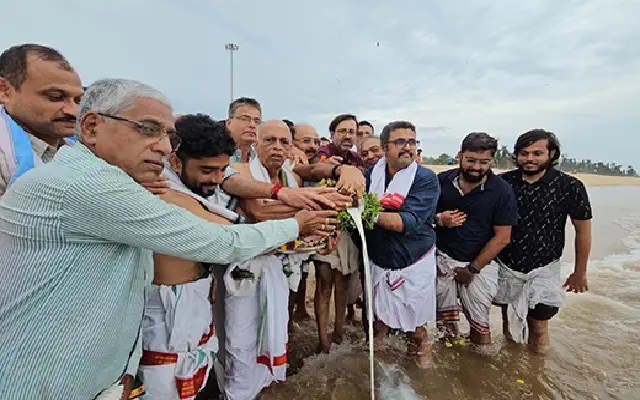 Sri Venkataramana Temple Marks Shravana Purnima with Traditional Sea Worship - News Karnataka