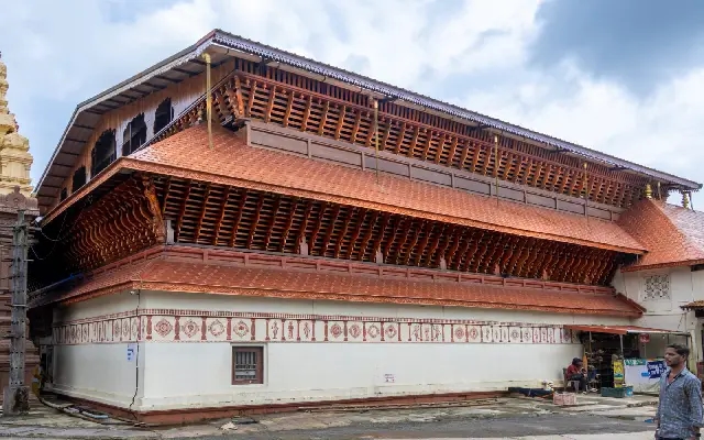 Udupi Sri Krishna Math Unveils Grand Wooden Yali, Launches Women’s Cultural Academy - News Karnataka